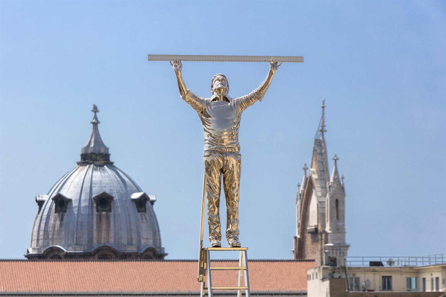 L'uomo che misurava le nuvole: scultura dell'artista belga Jan Fabre