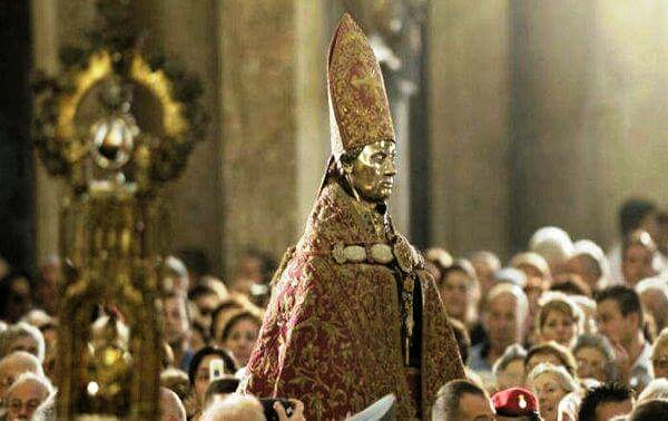 Statua di San Gennaro in processione nel Duomo di Napoli